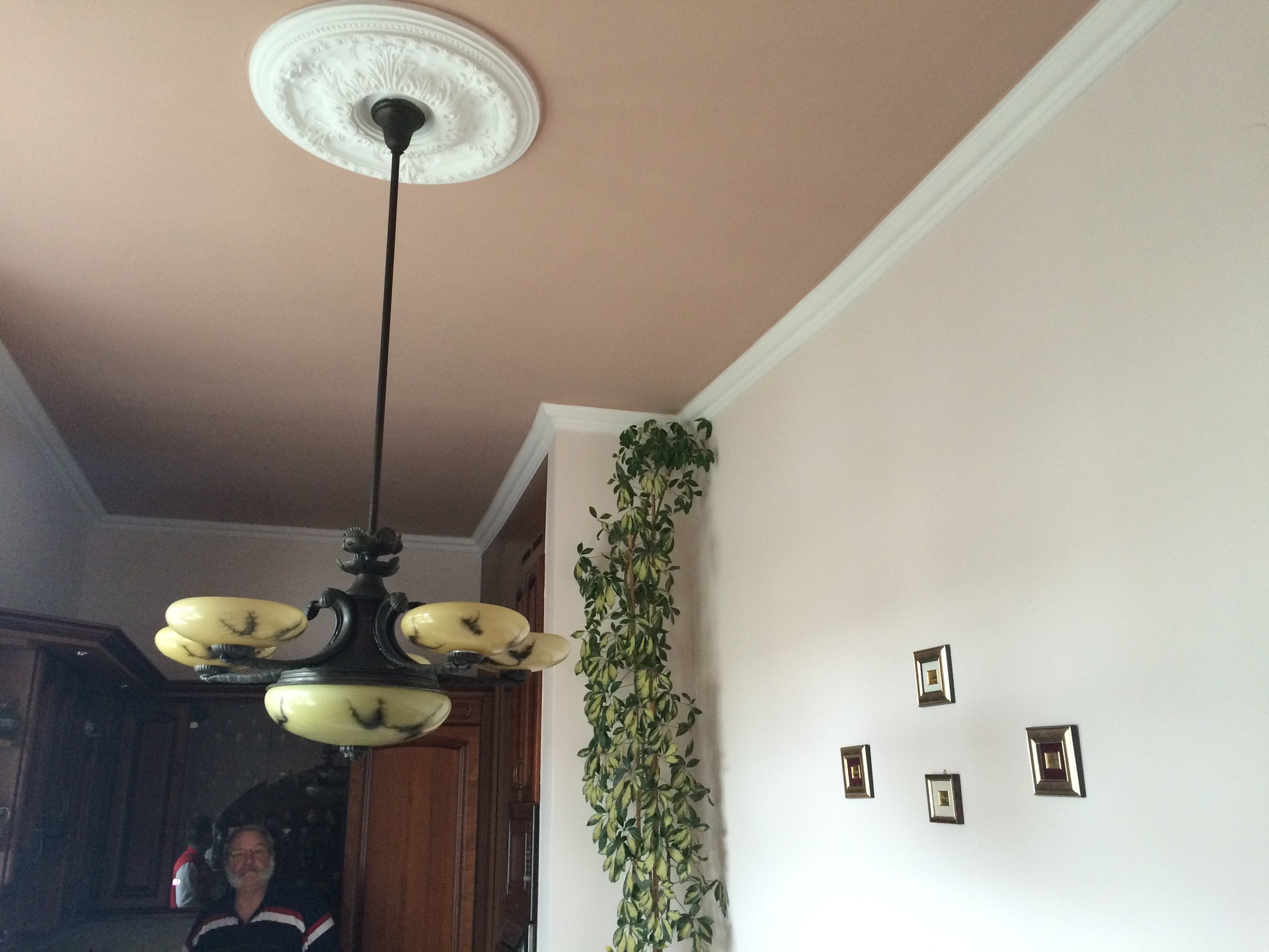 Kontrastierende Deckenfarbe und Putzstuck verleihen selbst schlichten weißen Wänden Eleganz. - Kontrastierende Deckenfarbe und Putzstuck verleihen selbst schlichten weißen Wänden Eleganz.