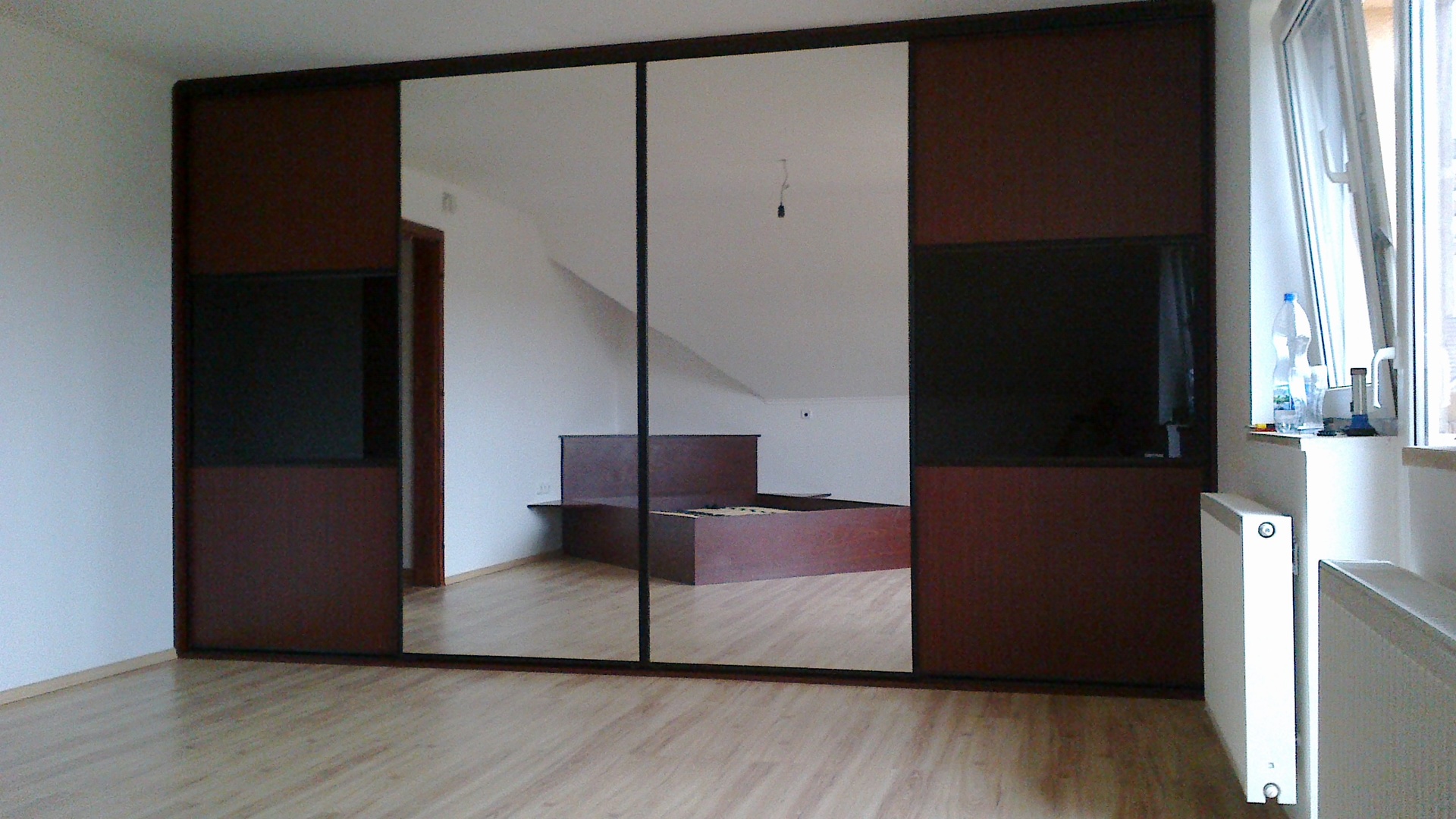 Schlafzimmergarderobe-Ideen - großer Spiegel mit Schiebetüren - Ideen für einen Kleiderschrank im Schlafzimmer – großer Kleiderschrank mit Spiegel