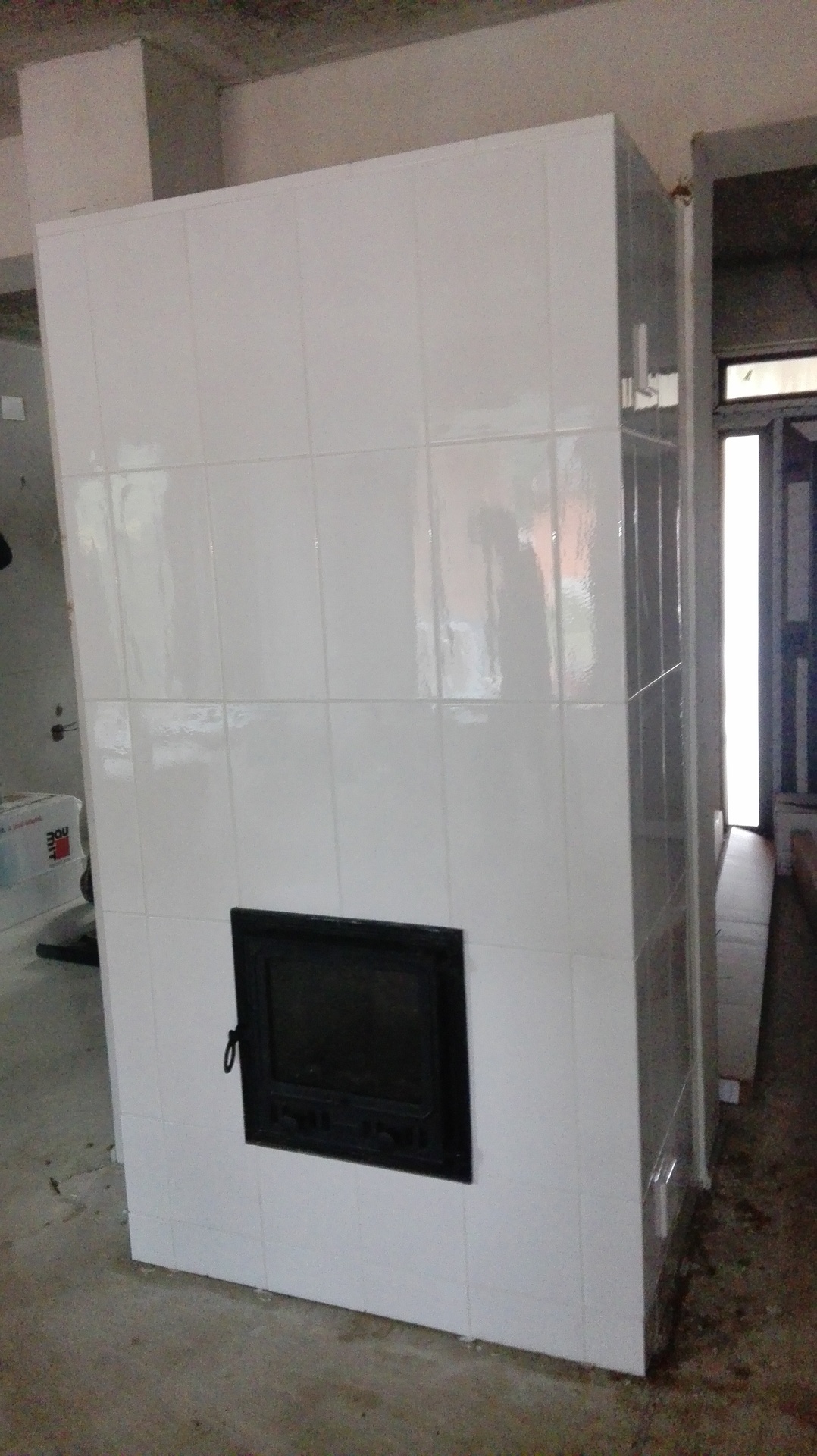 Weisser, schlichter kachelofen im wohnzimmer - Weißer, schlichter Kachelofen im Wohnzimmer