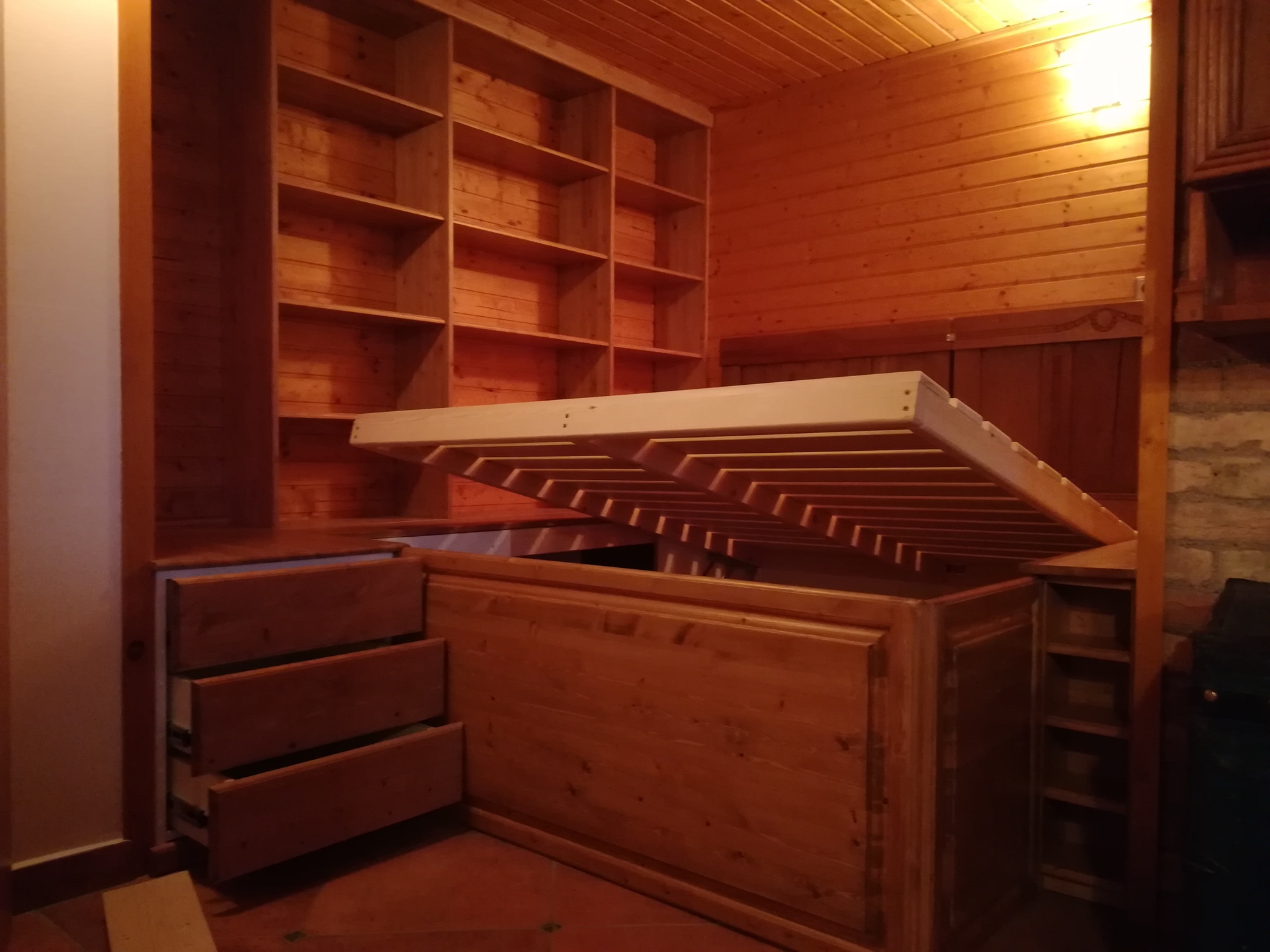 Individuell entworfene Holz-Aufbewahrung für französisches Bett - Einzigartig gestaltetes Doppelbett mit Stauraum aus Holz