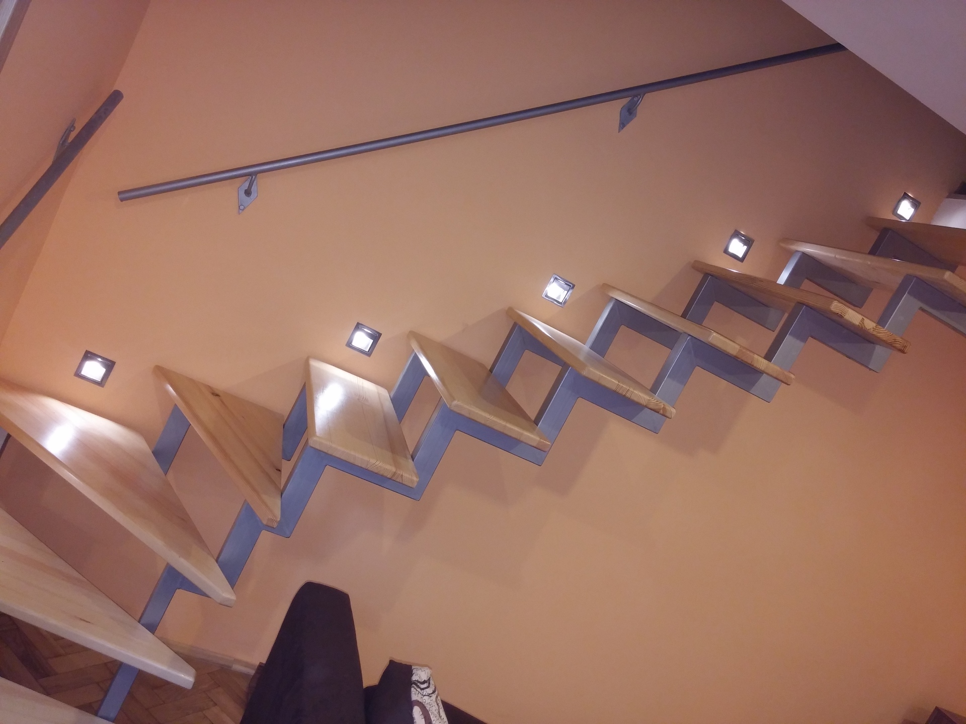 Eine moderne Treppe ohne Handlauf - Eine moderne Treppe ohne Handlauf