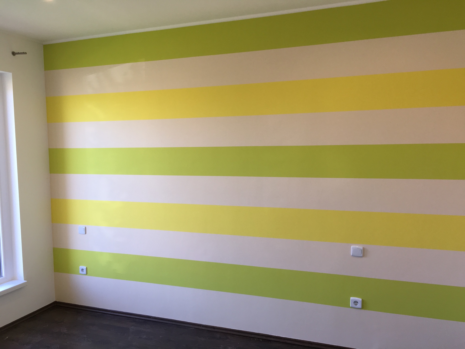 Horizontale, bunt gestreifte Wand - Horizontale, bunt gestreifte Wand