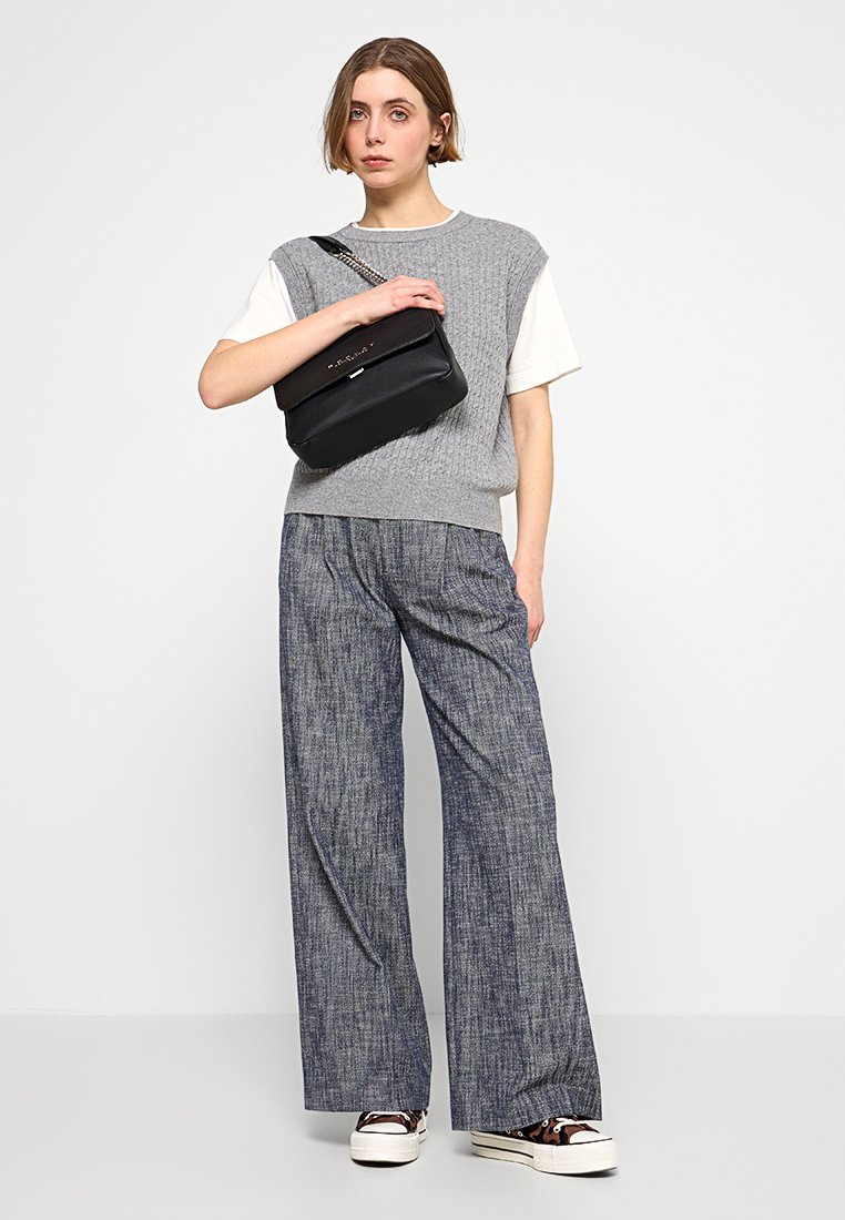 Replay svart handväska hos Lounge by Zalando