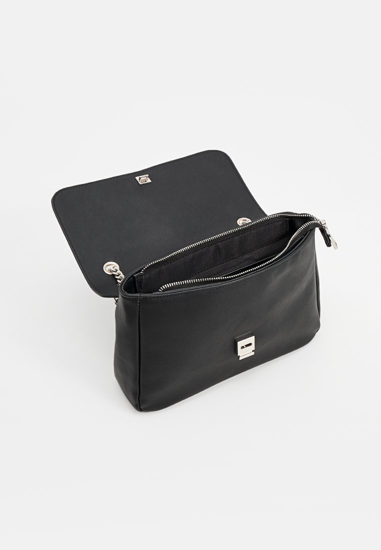 Replay svart handväska hos Lounge by Zalando