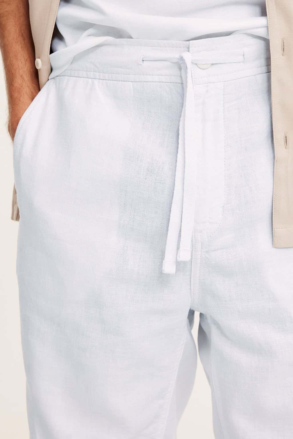 Herrshorts i vitt linnemix