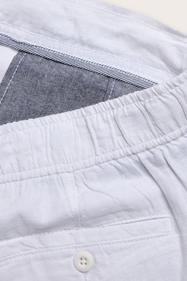 Herrshorts i vitt linnemix