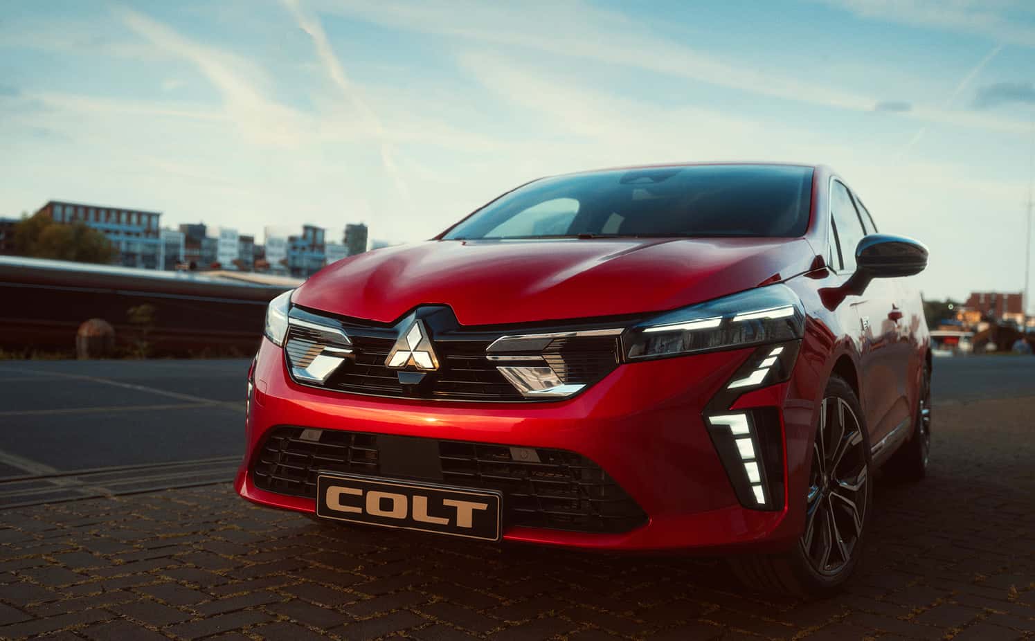 Utforska Mitsubishi Motors bilmodeller