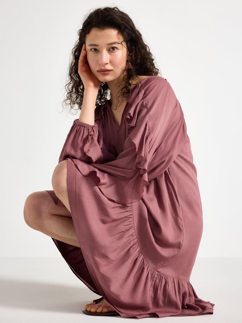 Elegant miniklänning med romantiska volanger