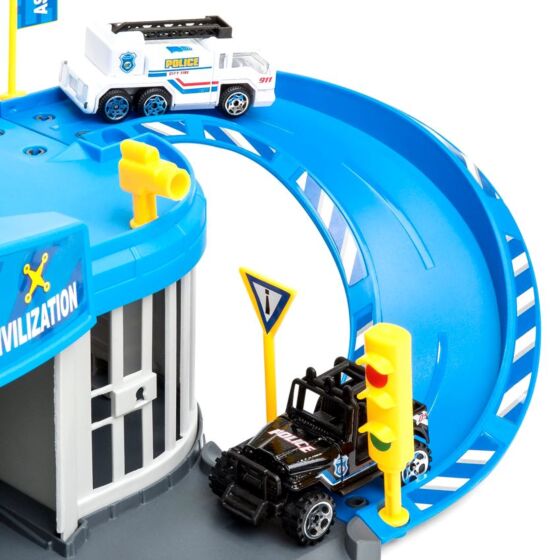 Polisgarage med 2 bilar och helikopter