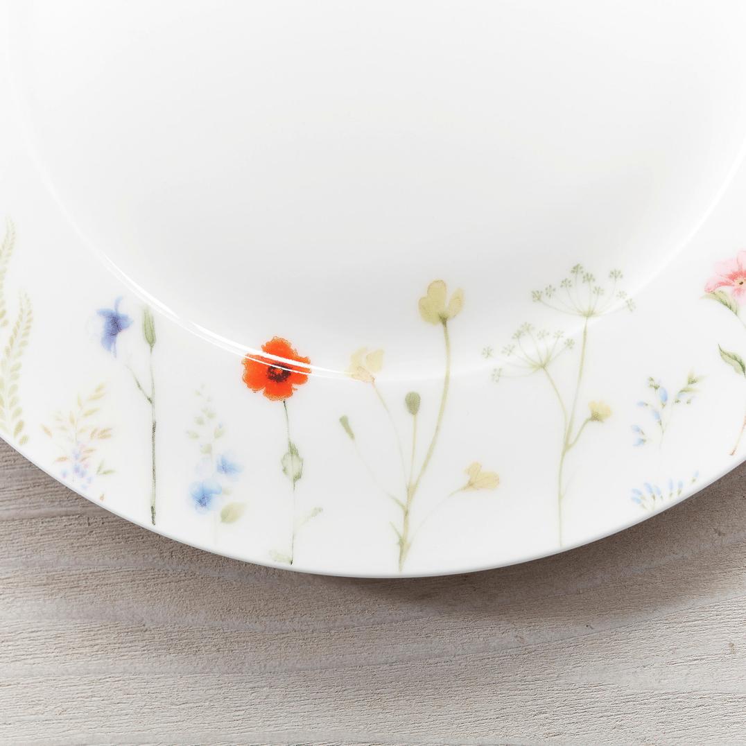 Kaffeservis i porslin med blommigt mönster