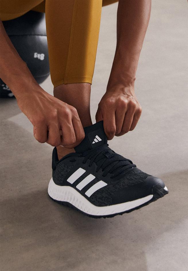 Adidas Performance Everest Versatile svarta träningsskor