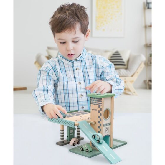 Träpakeringshus med bilar och helikopter