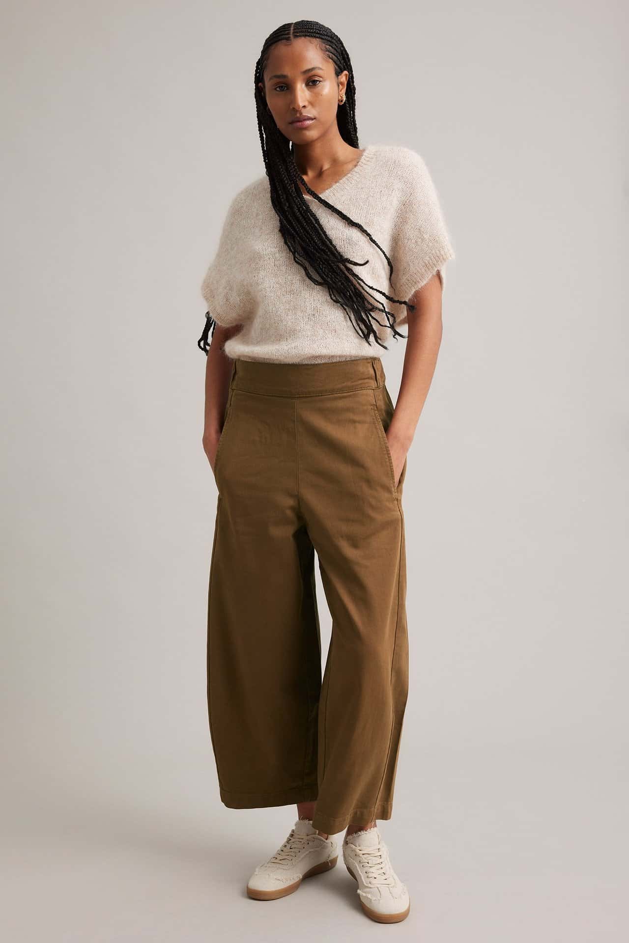 Eleganta vita pärlörhängen dam