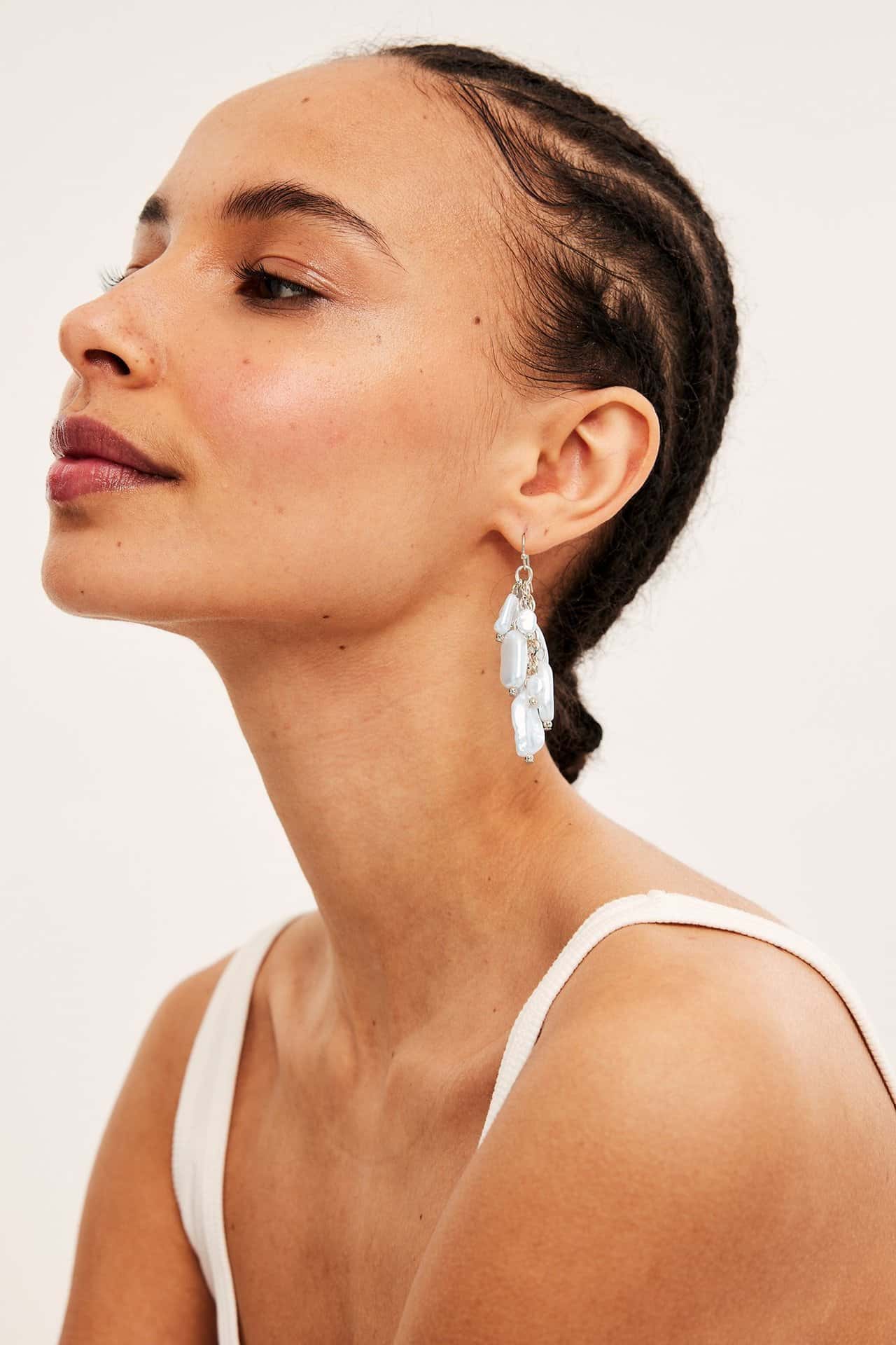 Eleganta vita pärlörhängen dam