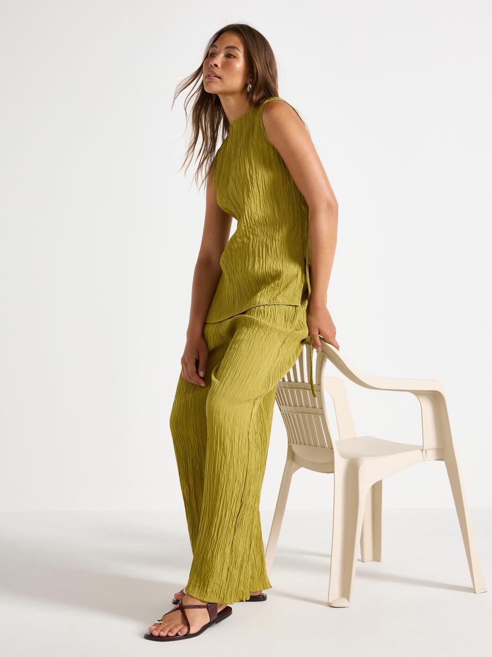 Elegant finstickad damtopp