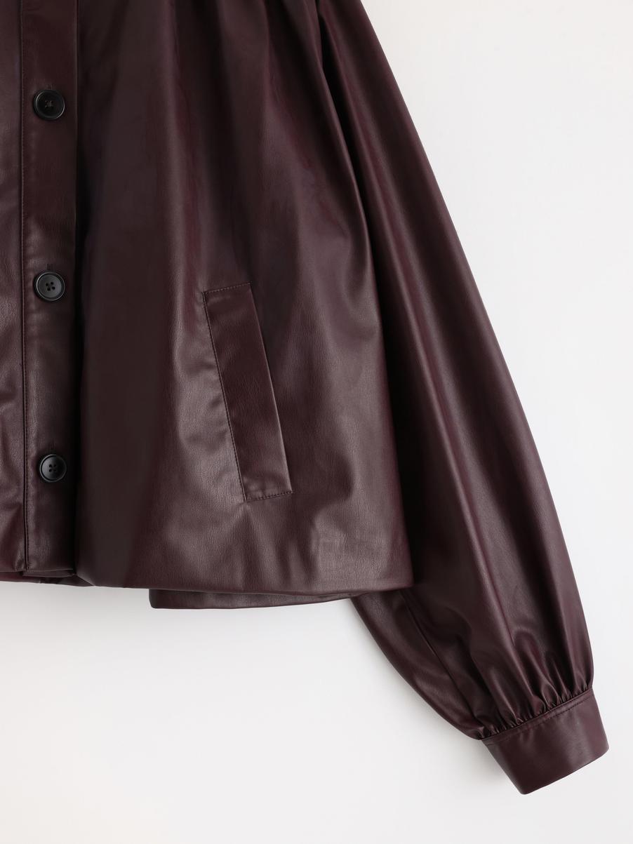 Jacka i stilren läderimitation