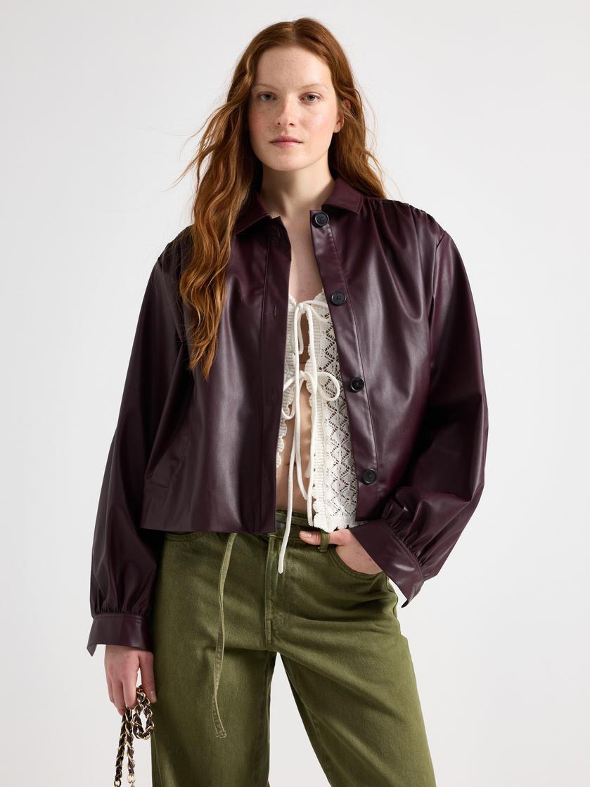 Jacka i stilren läderimitation