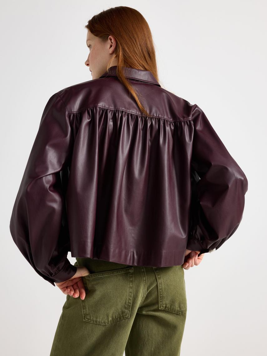 Jacka i stilren läderimitation