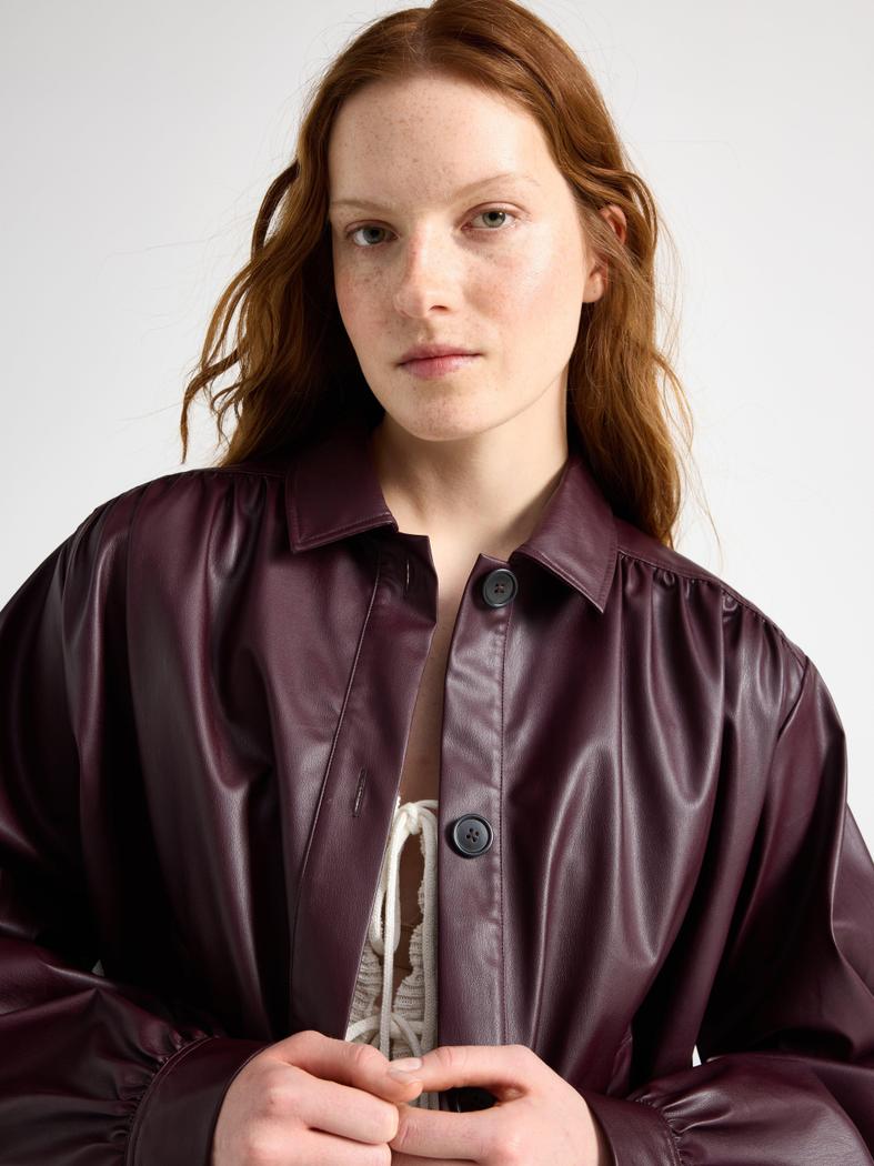 Jacka i stilren läderimitation