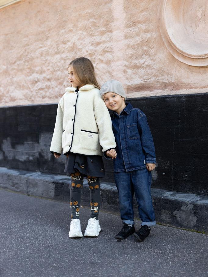 Svart barnklänning med körsbärsmotiv