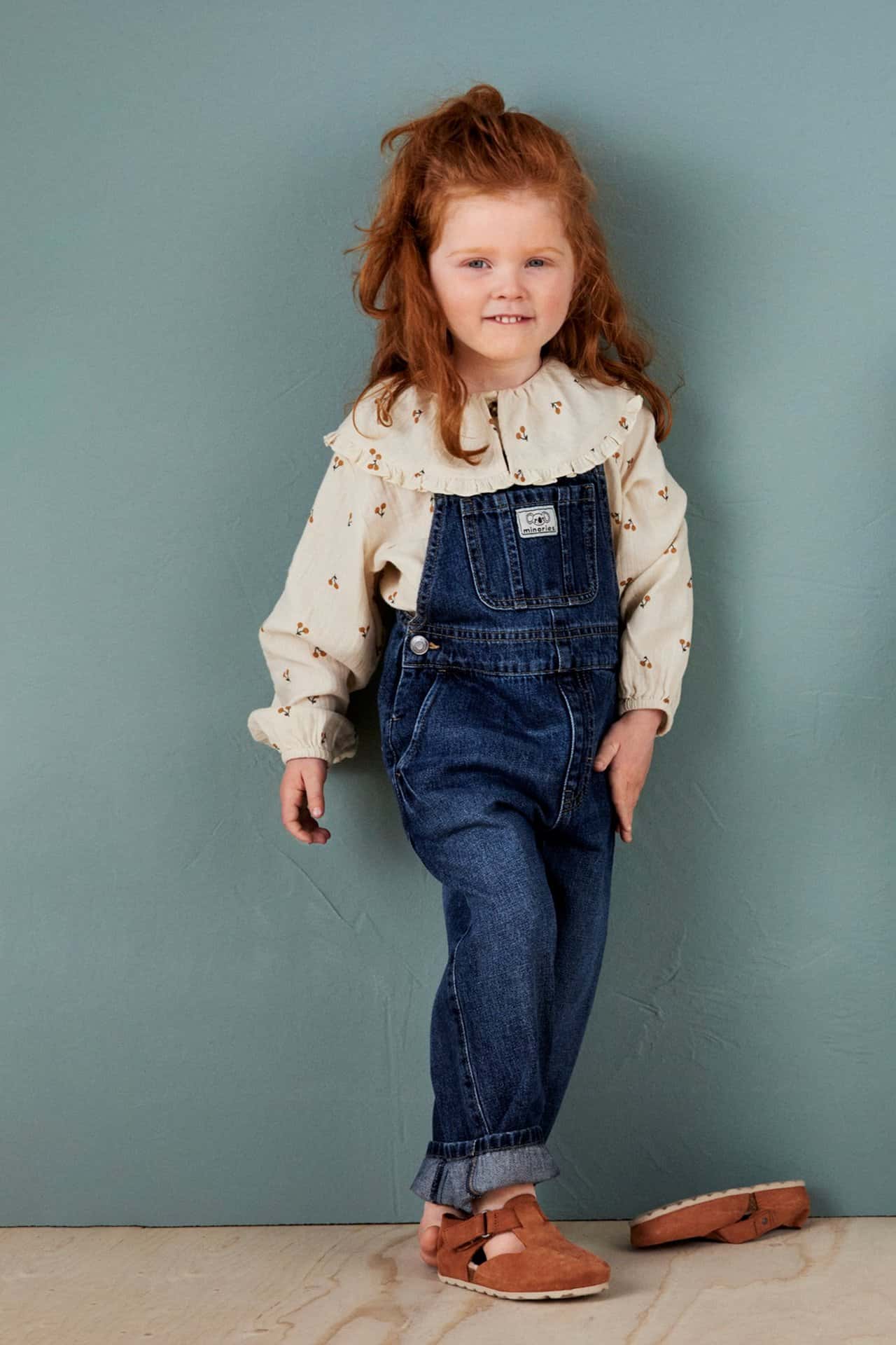 Svart barnklänning med körsbärsmotiv