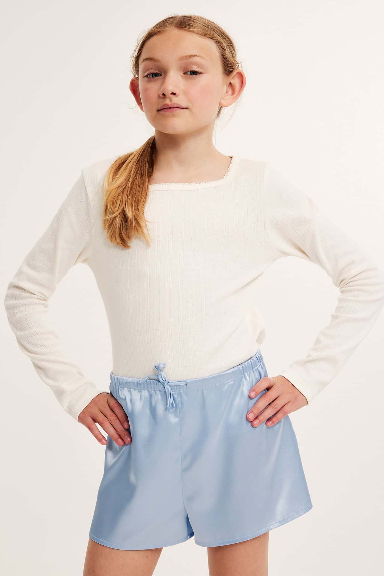 Blå satinskjorts för barn