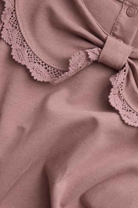 Grön blommig topp med spetsvolang