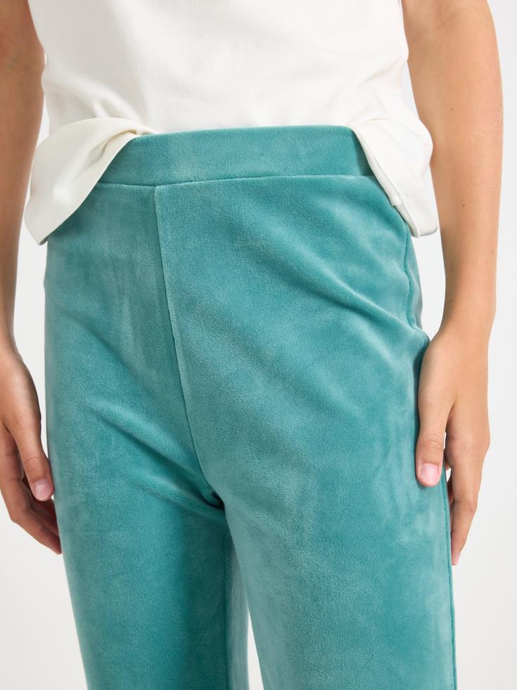 Utsvängda velourbyxor för damer