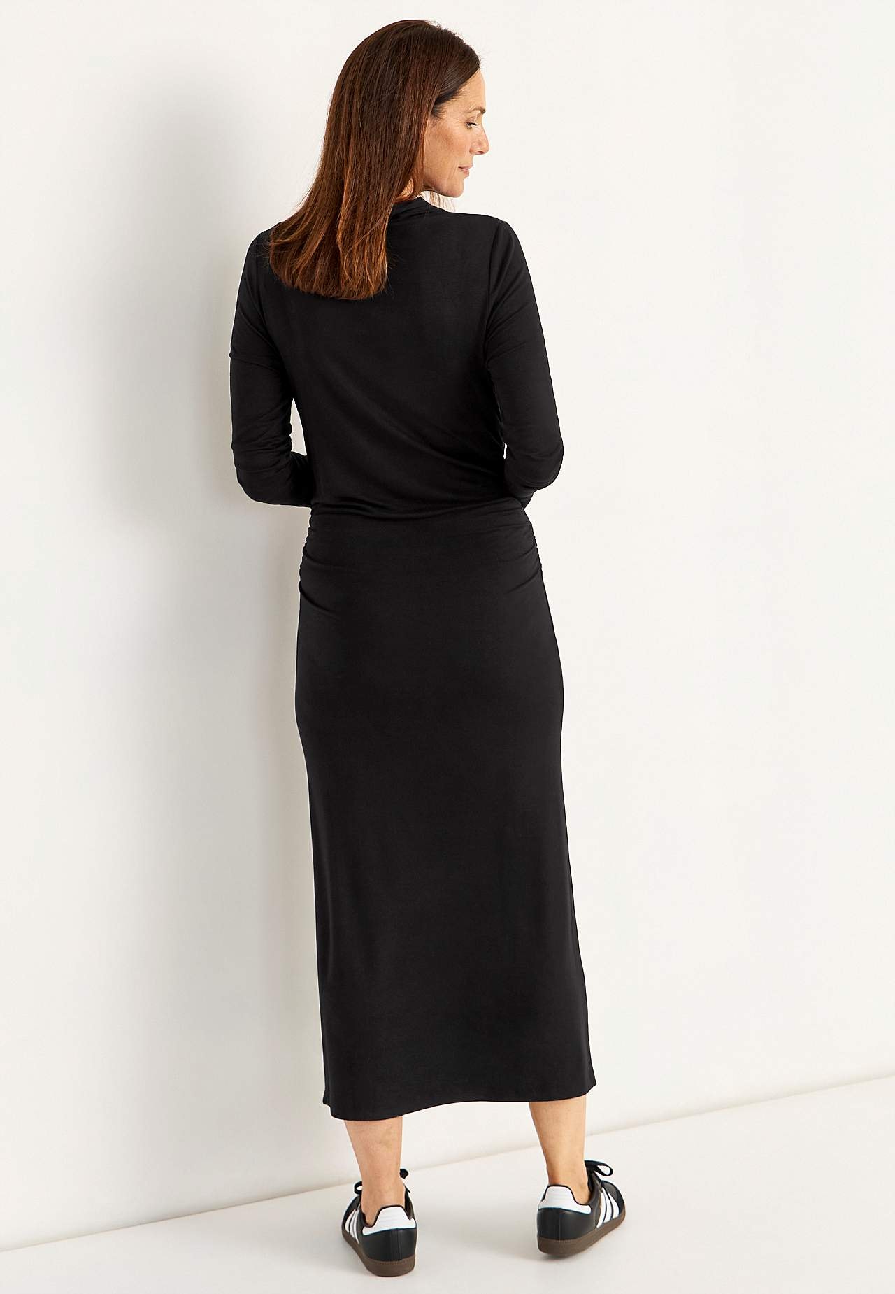 Elegant figurnära trikåklänning i svart