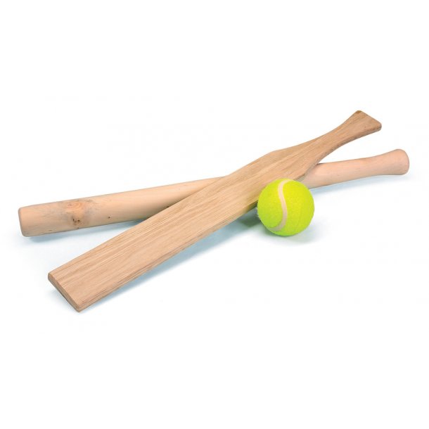 Rundt bollset med träfladdermus och tennisboll