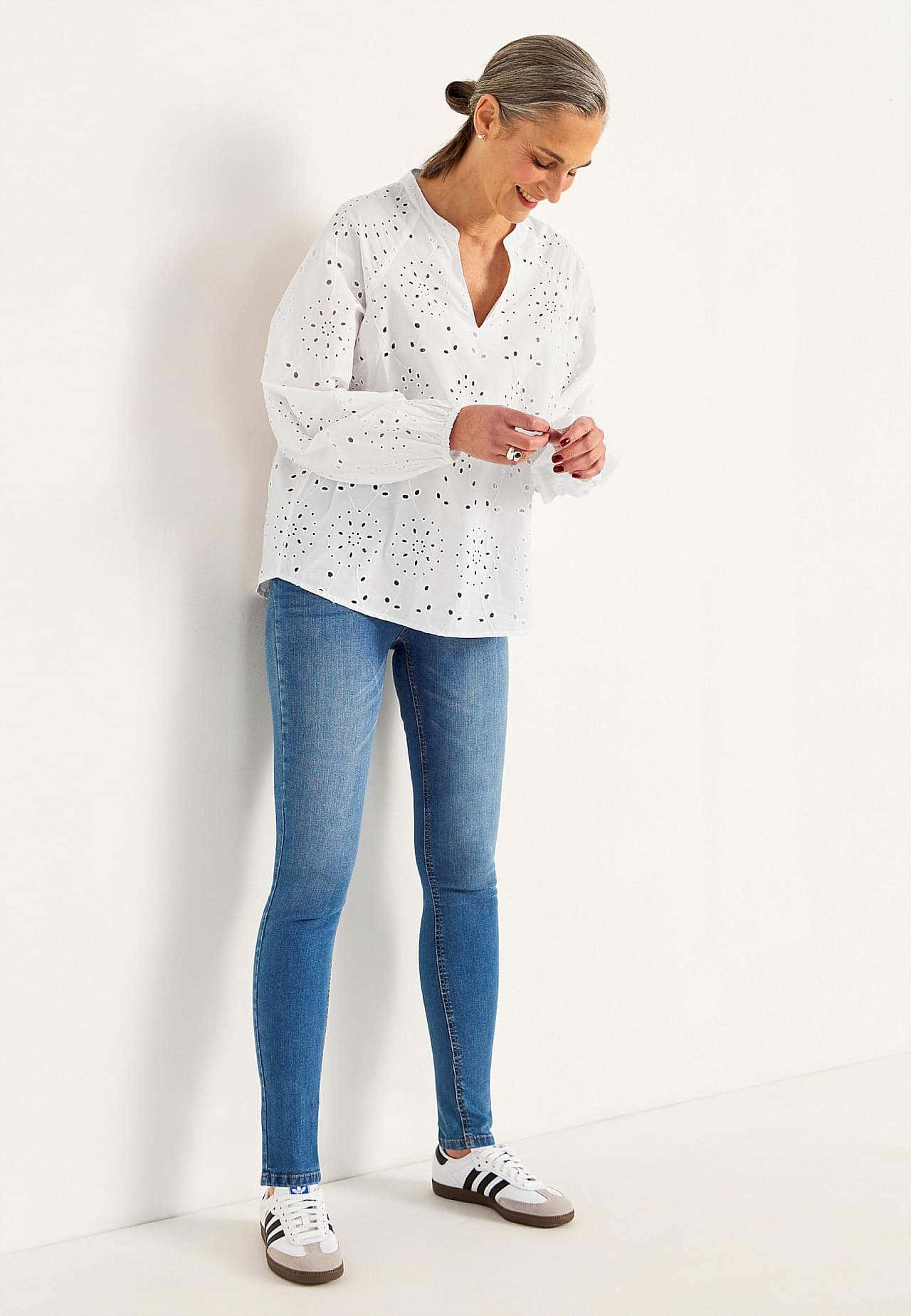 Vit blus med elegant brodyr