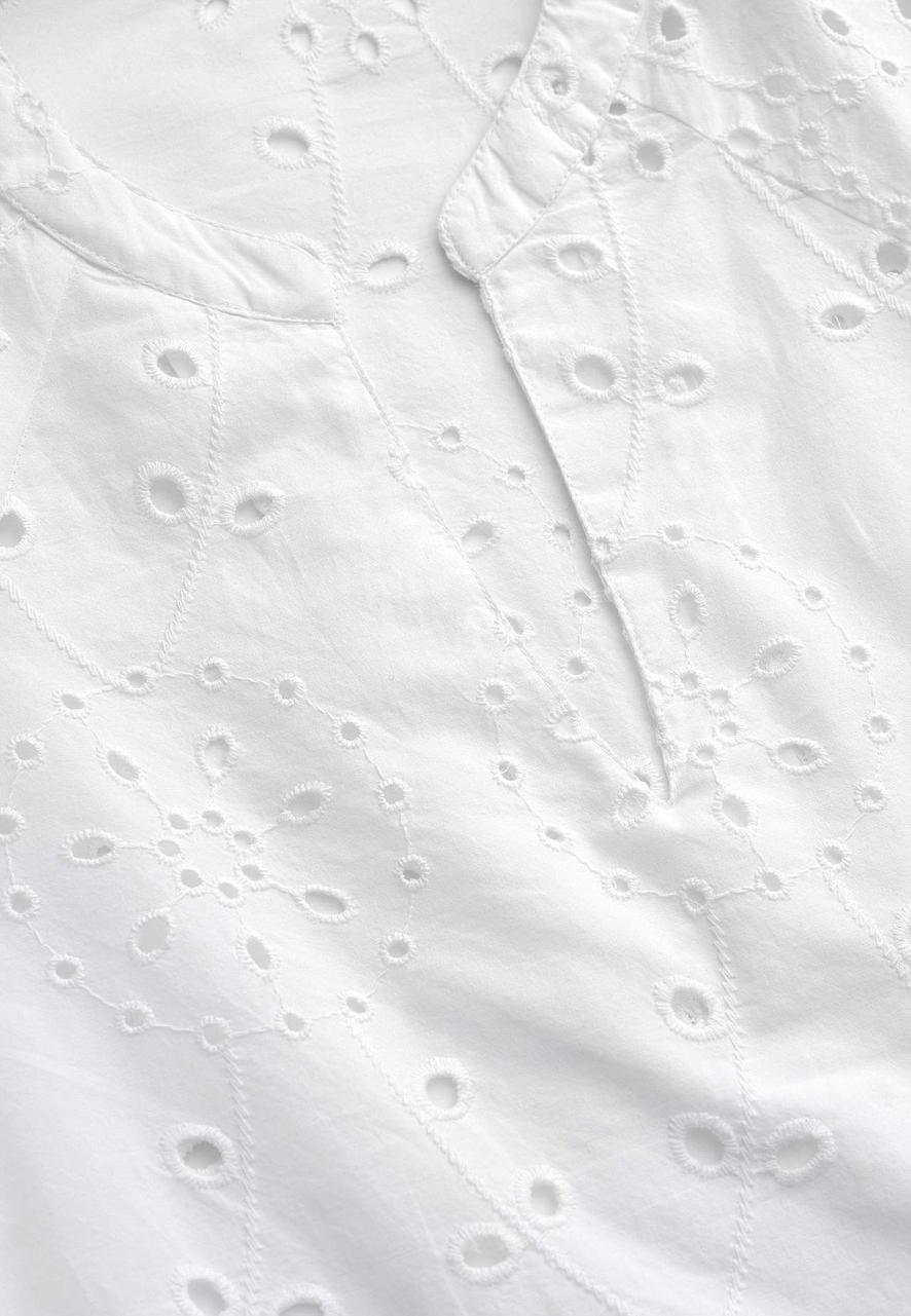 Vit blus med elegant brodyr