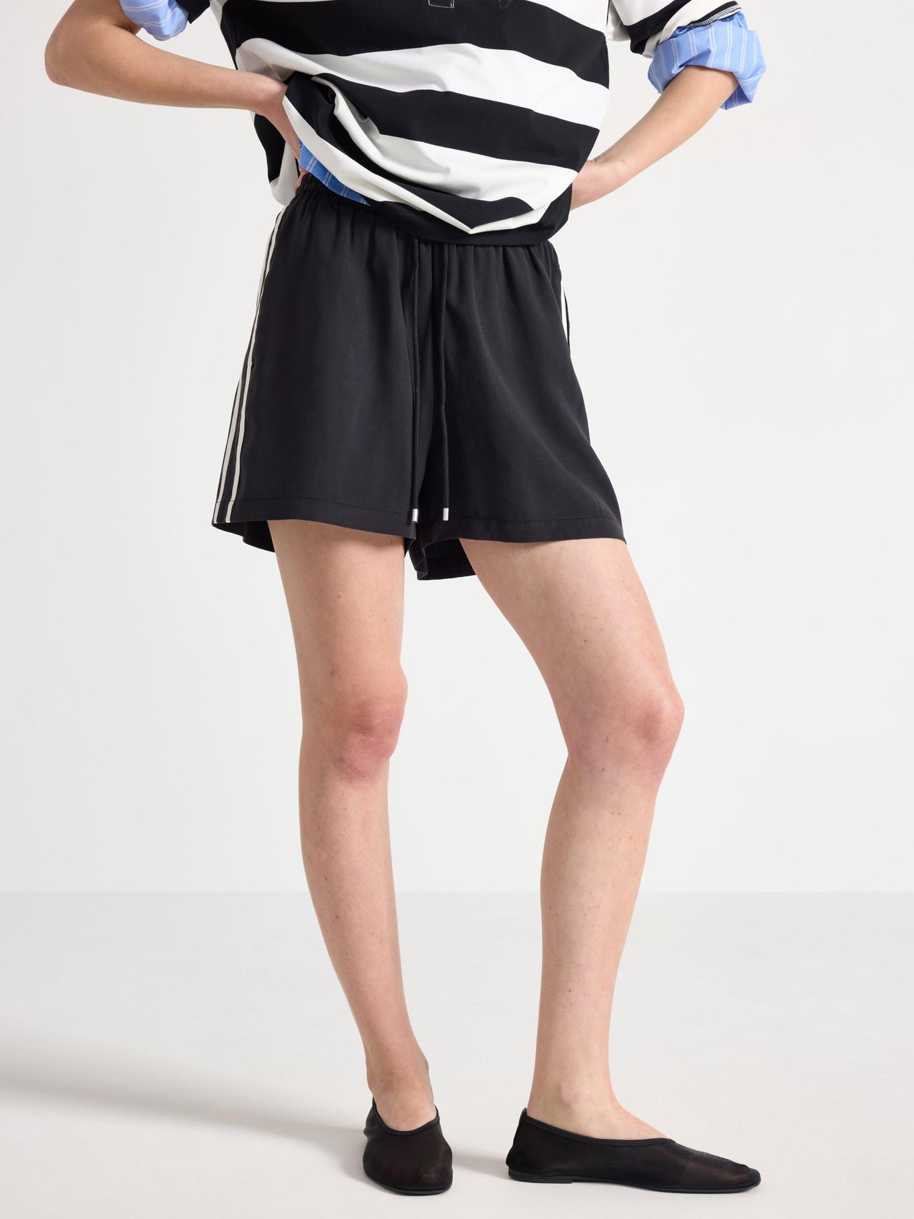 Randiga shorts i bomull
