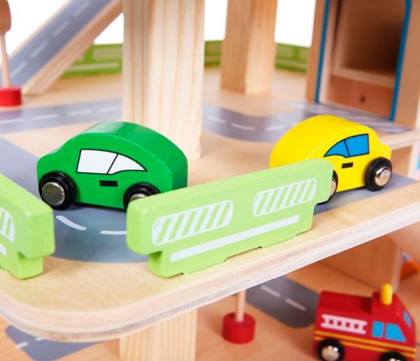 Träparkeringshus med bilar och skyltar