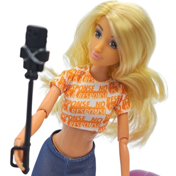 Anlily blond docka med rosa skoter