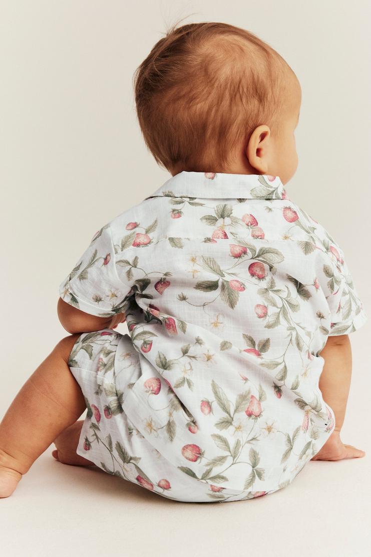 Offwhite baby skjorta med jordgubbsmönster