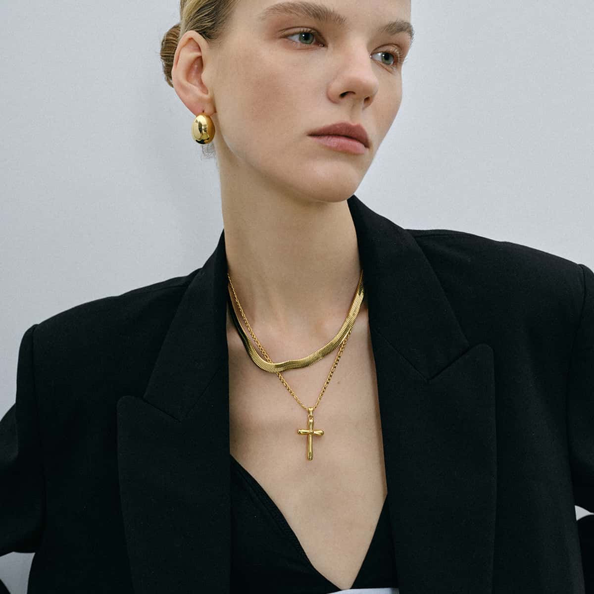 Céleste Pia Elegant Gold Necklace