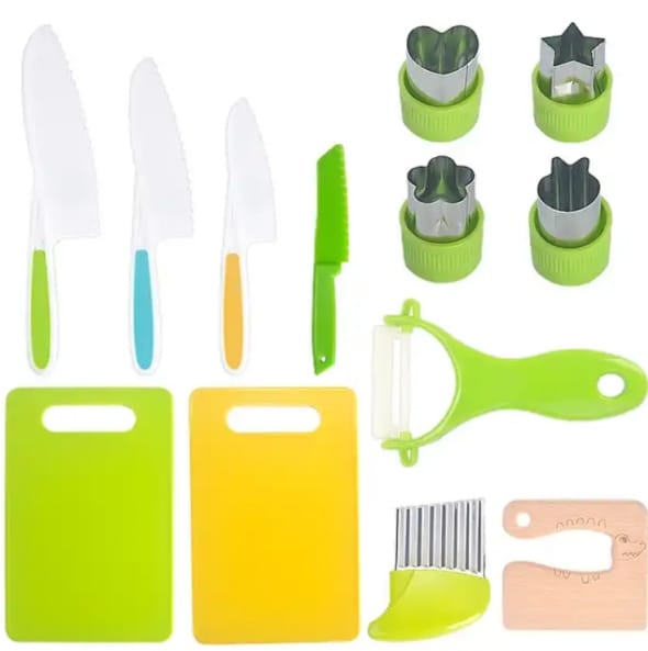 Barn köksset med riktiga köksredskap