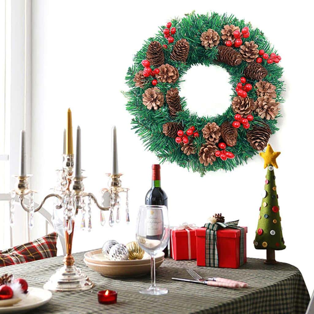 LED julkrans med tallkottar och röda bär