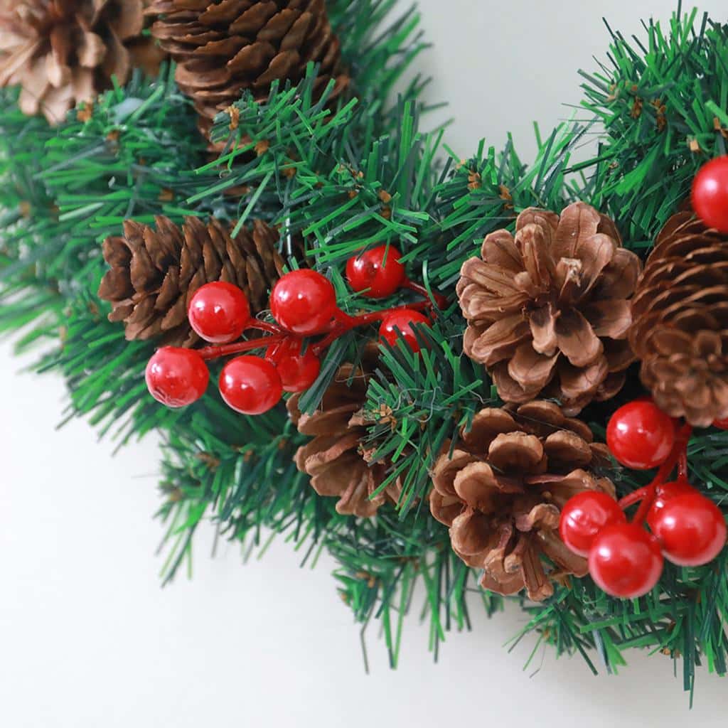 LED julkrans med tallkottar och röda bär