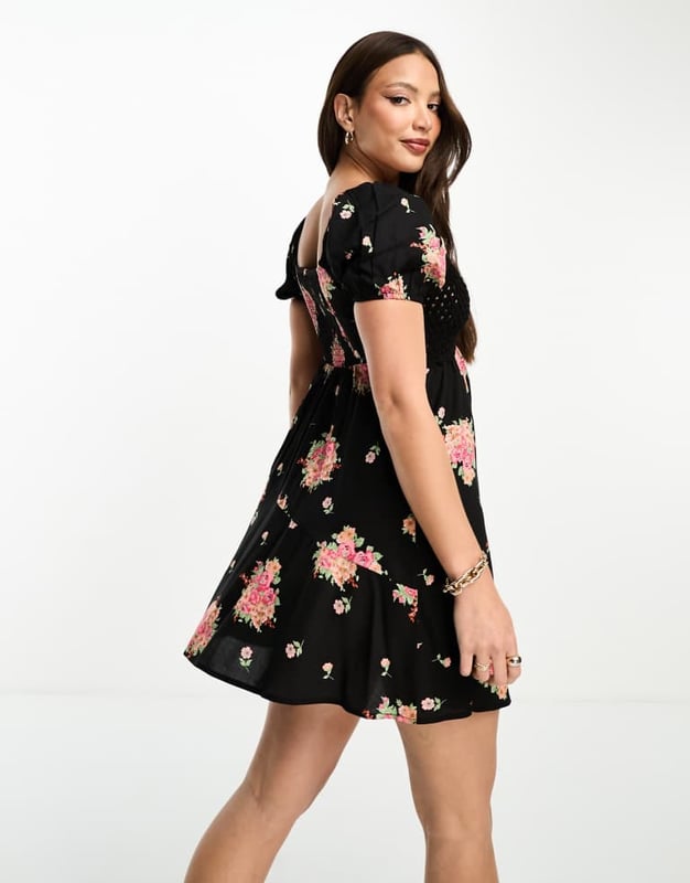 Virkad bardot miniklänning i mörkblommigt mönster