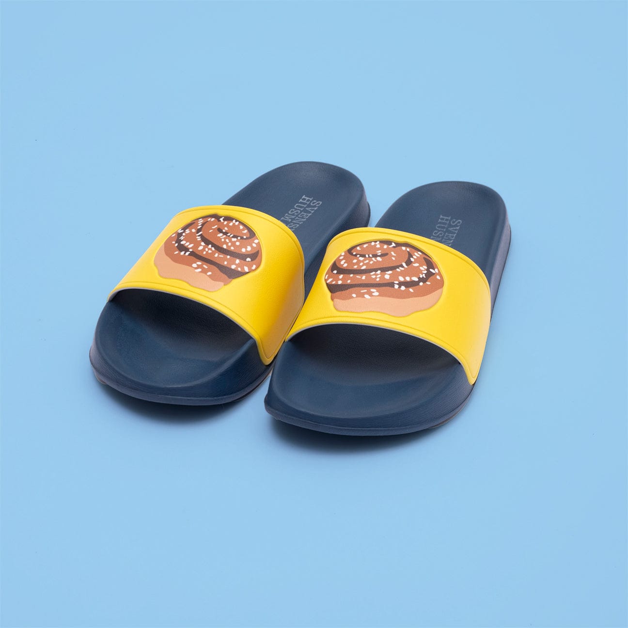 Mjuka Tofflor i Kanelbulle Design