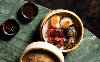 30 % rabatt på en 3-rätters meny med två glas vin och aperitif. 