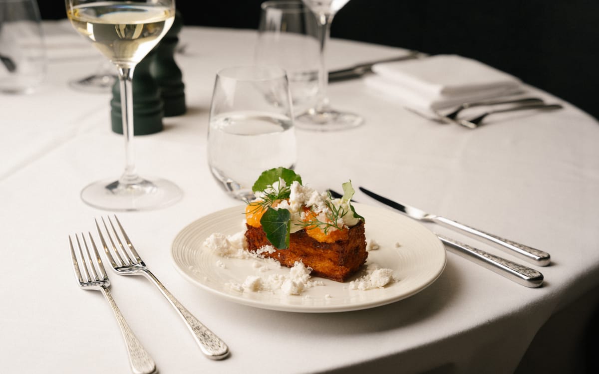 30 % rabatt på en 3-rätters meny med två glas vin och aperitif. 