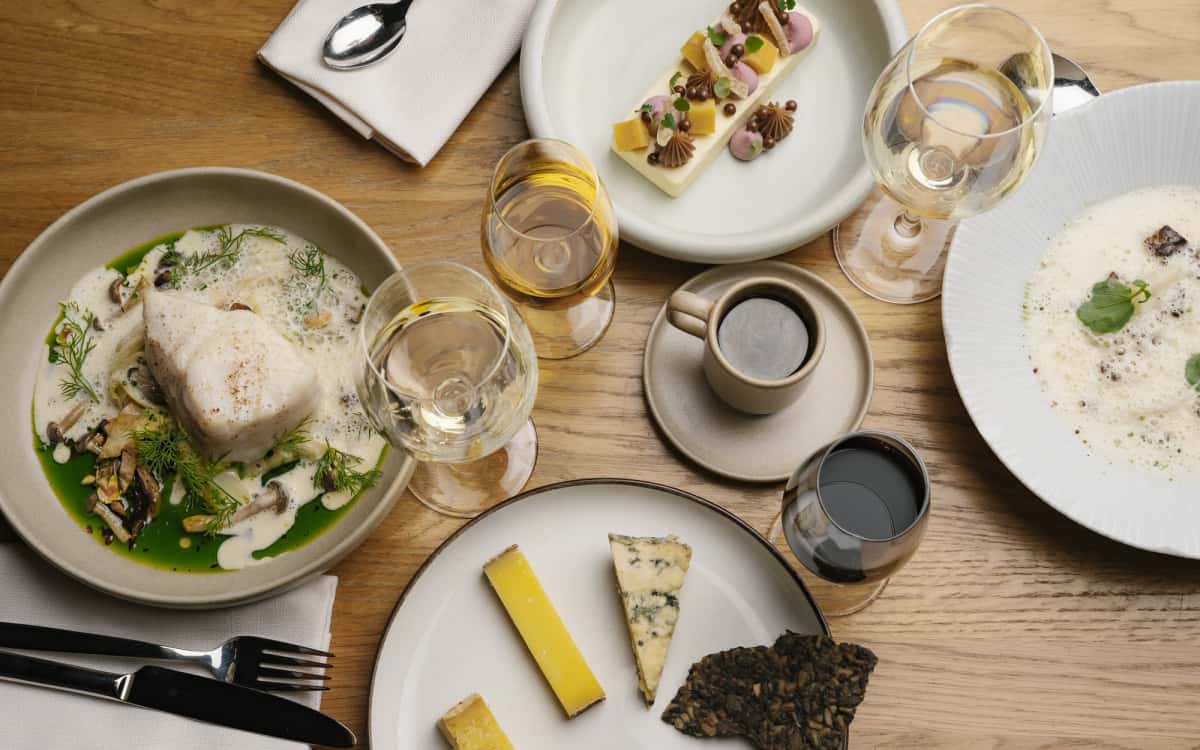 30 % rabatt på en 3-rätters meny med två glas vin och aperitif. 