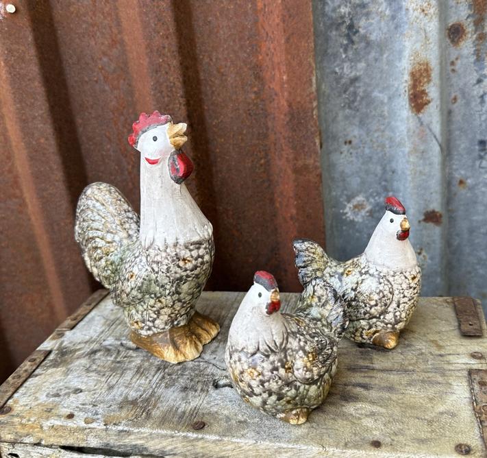 Lantligt keramikset med tupp och höna