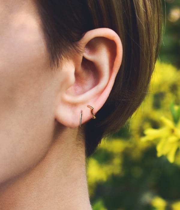 Elegant berlockarmband i kirurgiskt stål