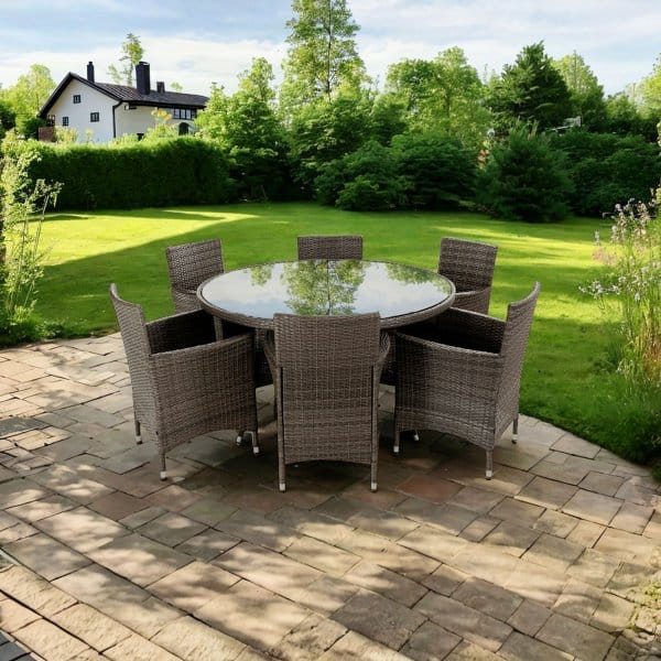 Rund grå matgrupp utomhus med 6 stolar