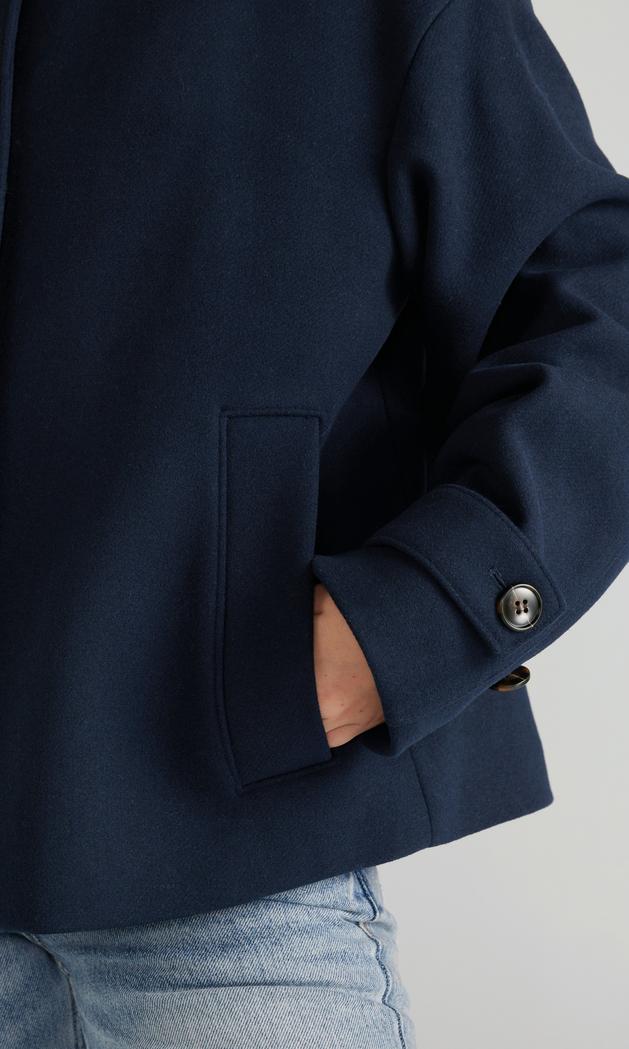 Kort marinblå ullblandad damkappa