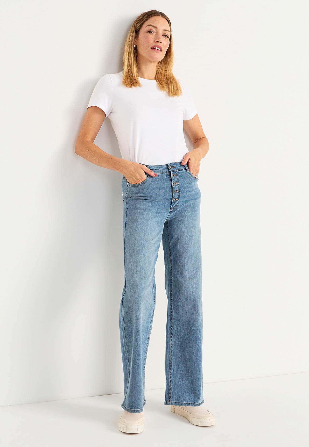 Högmidjade stretchjeans i ljusblå denim